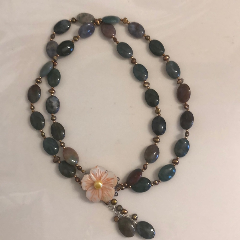 Gold tone flower beaded necklace